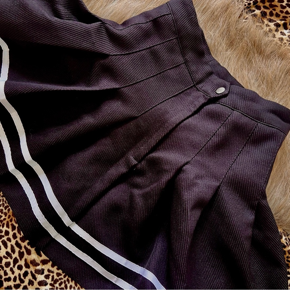 ꕤ 𝐒𝐎𝐋𝐃 ꕤ H&M Black and White Pleated High-Waist Skirt ⋆ Pre-loved ⋆